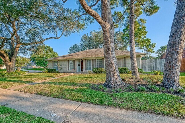 Building Photo - 8822 Edgemoor Dr