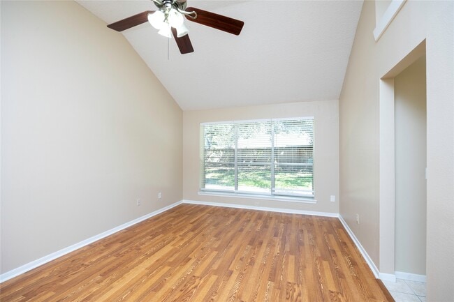 Building Photo - 811 Sierra Lake Dr