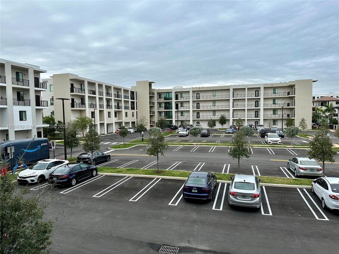 Foto principal - 8265 NW 41st St
