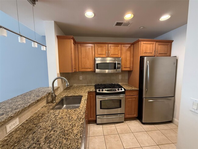 Building Photo - 1405 Round Pointe Dr