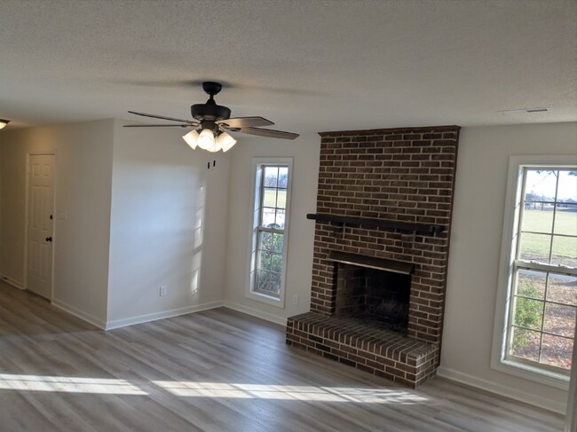 Foto del edificio - 588 Clutts Rd