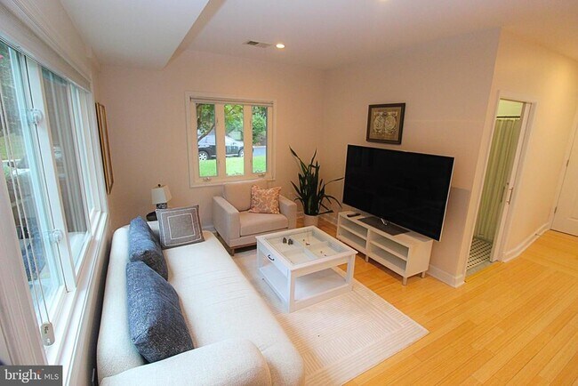 Foto del edificio - 4614 Roxbury Dr