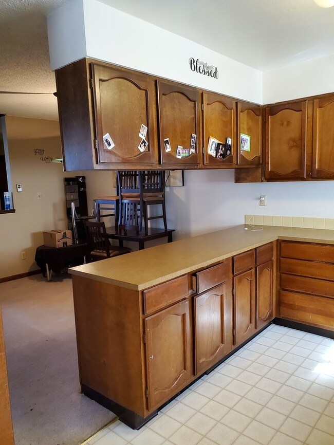 Building Photo - 909 Camelot Ct