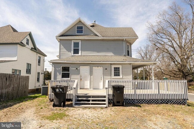 Building Photo - 915 N Division St