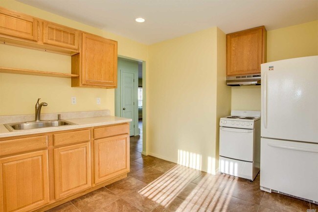 Building Photo - 94 Coolidge Ave