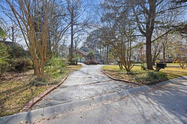 Building Photo - 100 Lakeview Dr