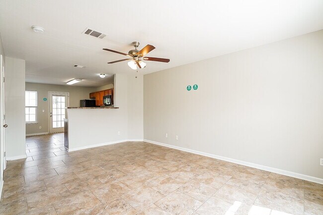 Foto del edificio - 8020 Logan Dr
