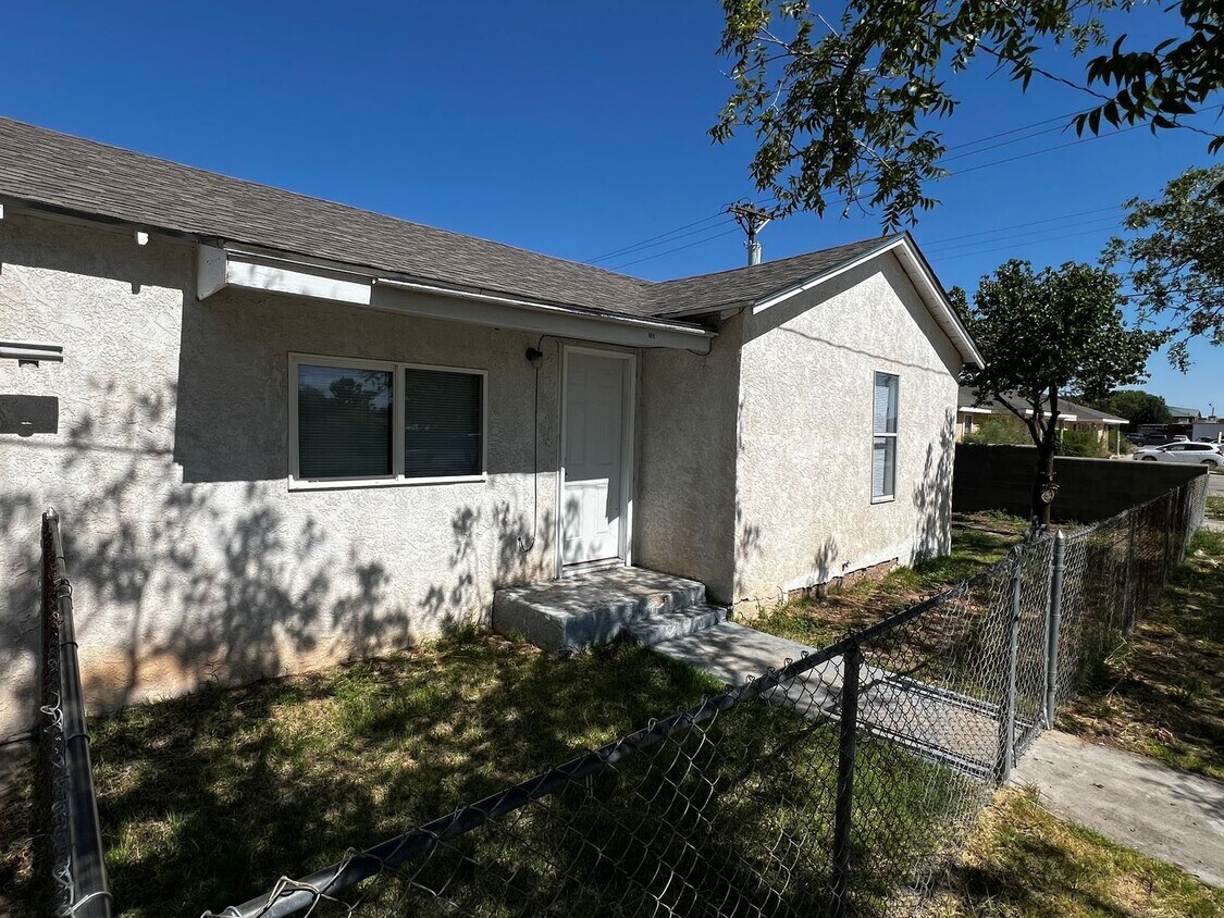 Primary Photo - 3 bed 1 bath