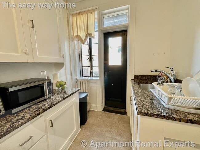 Building Photo - 71 Martin St