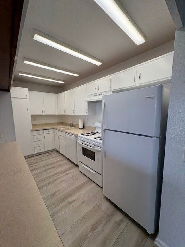 Building Photo - Three minutes from the beach!