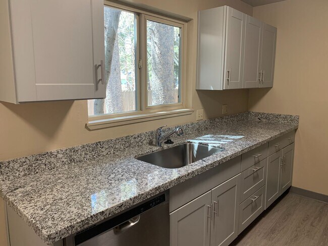 Building Photo - 3 Bedroom 2 Bath Home