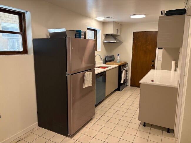 Kitchen with dishwasher and Stainless appliances - 2820 N Hamlin Ave