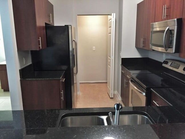 Foto del edificio - 4905 Midtown Ln