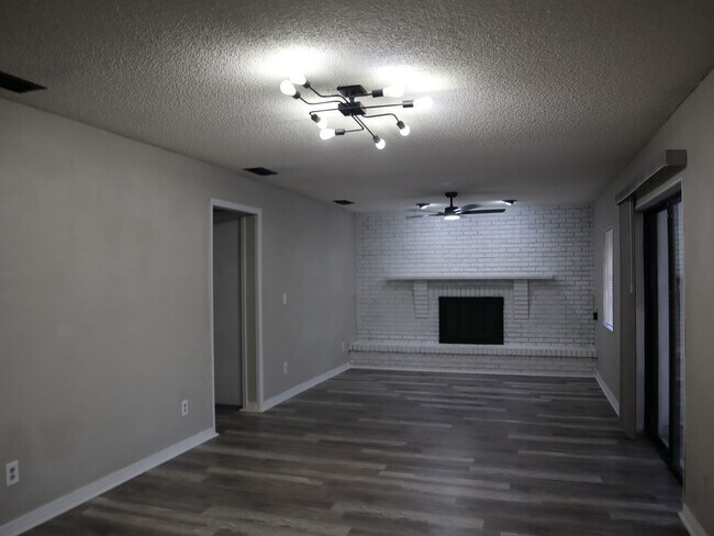 Foto del edificio - 4 BEDROOM 2 Bath  Pool Home!  Call Carole Arcaro 386-216-4900 Deltona Lakes Realty