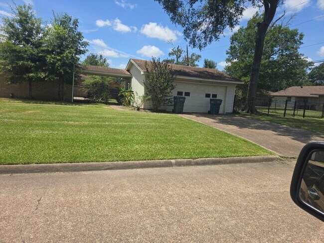 Building Photo - 6510 Daisy Dr