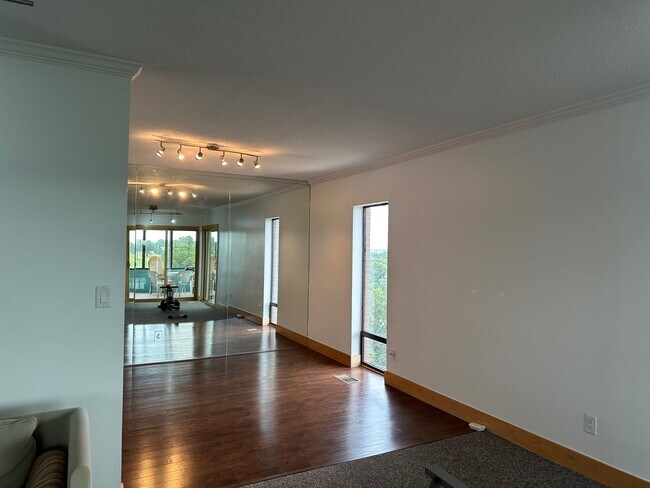 Building Photo - 3131 Fleur Dr