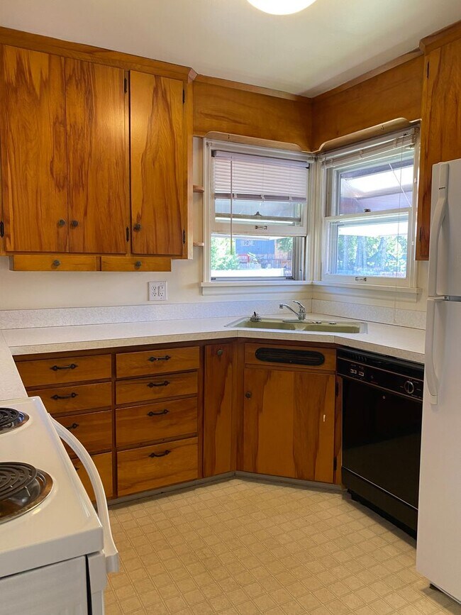 Foto del edificio - Classic university home with three bedroom...