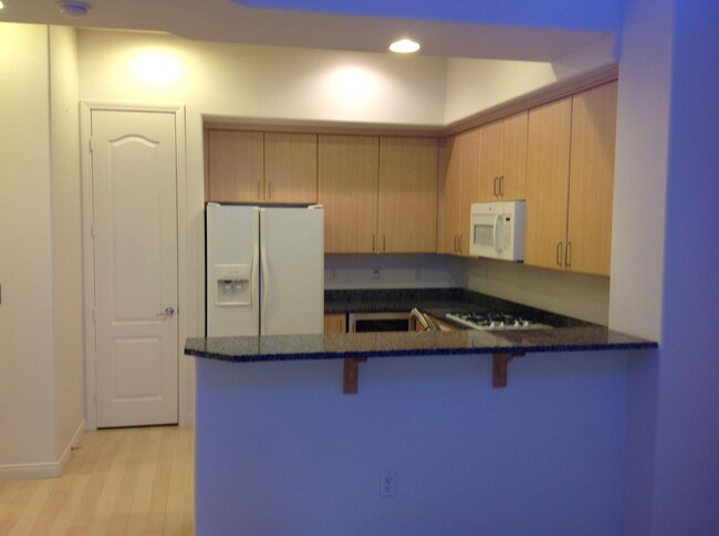 Foto del edificio - Great 2 Bed 2 Bath Condo in Guard Gated Co...