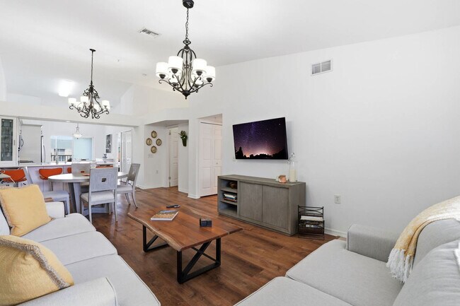 Building Photo - 4945 Cougar Ct S