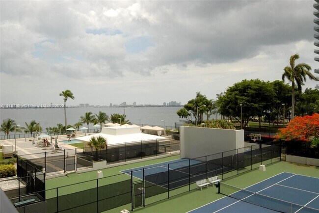 Foto del edificio - 600 NE 36th St