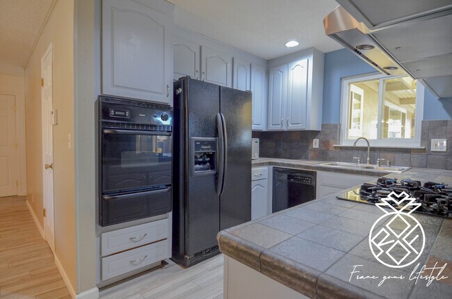 Building Photo - 5365 Roxanne Dr