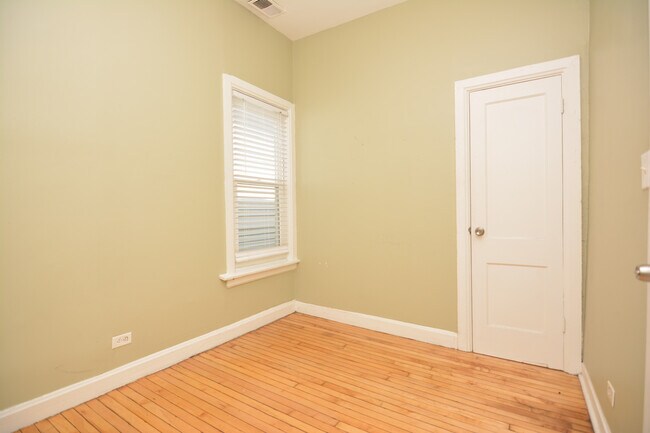 Foto del edificio - 1635 N Maplewood Ave