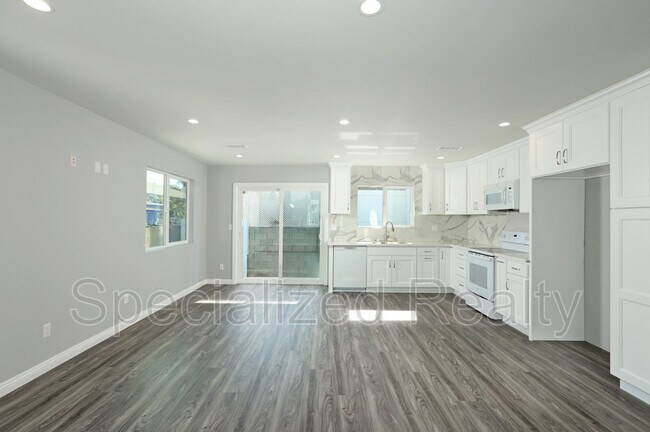 Building Photo - 604 W Lexington Dr