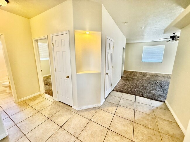 Building Photo - 2050 W Canyon View Dr