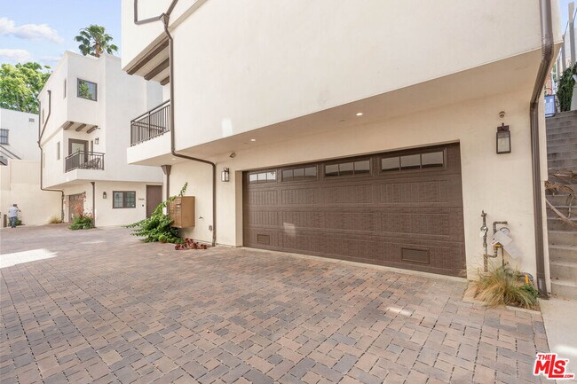 Building Photo - 736 Parkman Ave