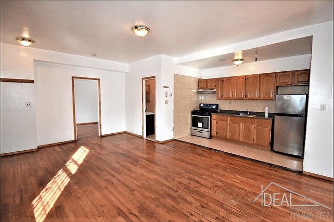 Foto del edificio - 3 bedroom in Brooklyn NY 11232