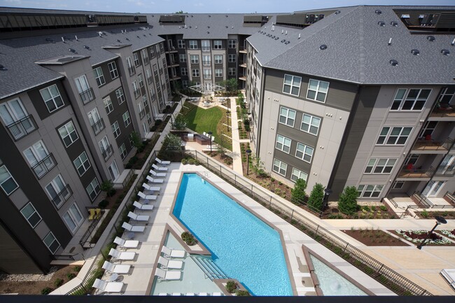 Beautifully landscaped interior courtyard - ICON at Dulles