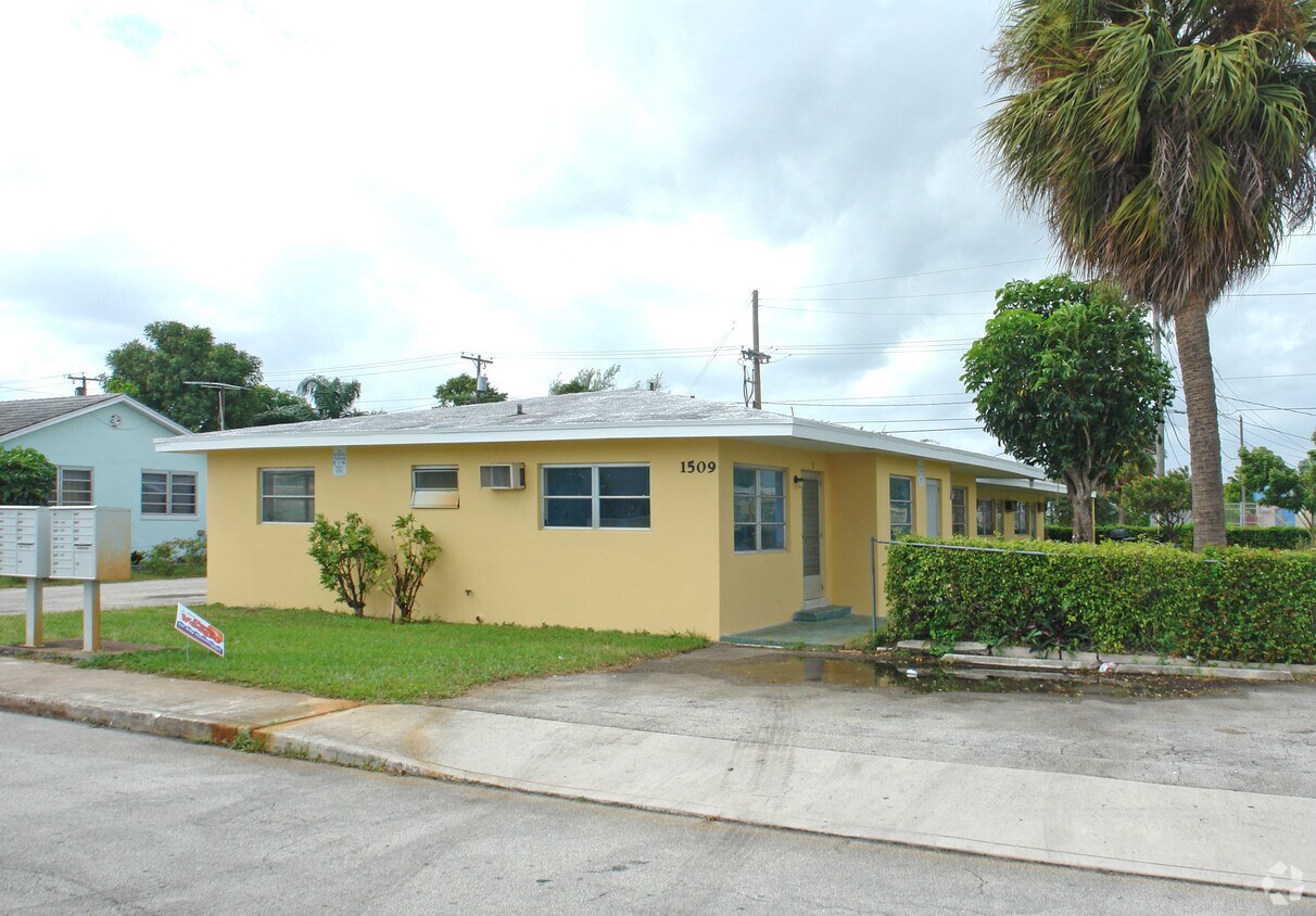 Bears Apartments 401 15th Ave S Lake Worth, FL Apartments for Rent