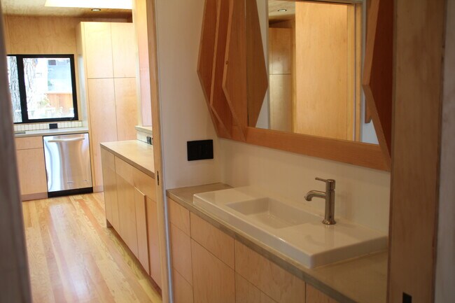 Foto del edificio - 2460 Beverley Ave