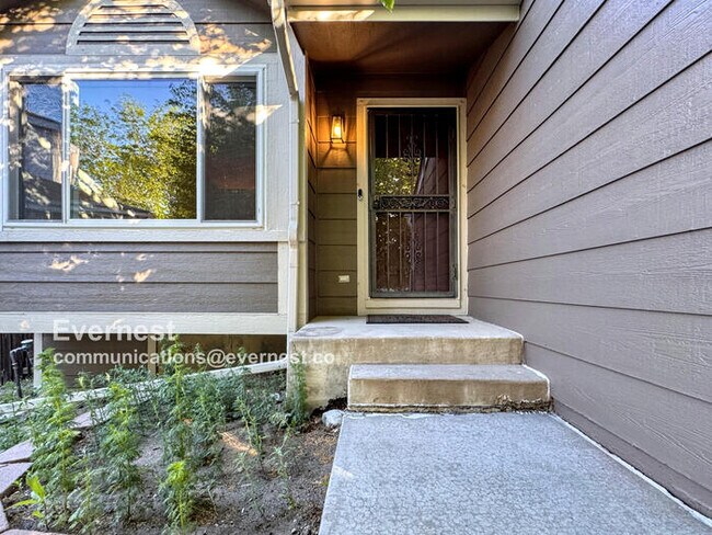 Foto del edificio - Beautiful 3-Bedroom with Modern Comforts a...