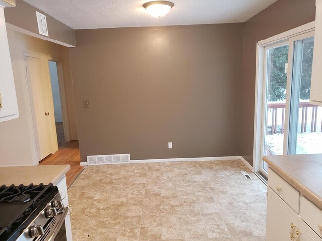 Building Photo - 547 Continental Drive