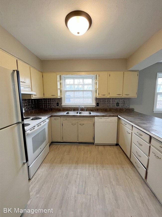Building Photo - 3 br, 1.5 bath House - 105 E Pine Avenue