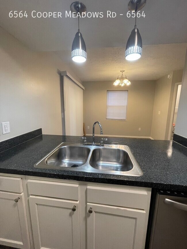 Foto del edificio - Updated 2 bed / 2.5 bath Townhome