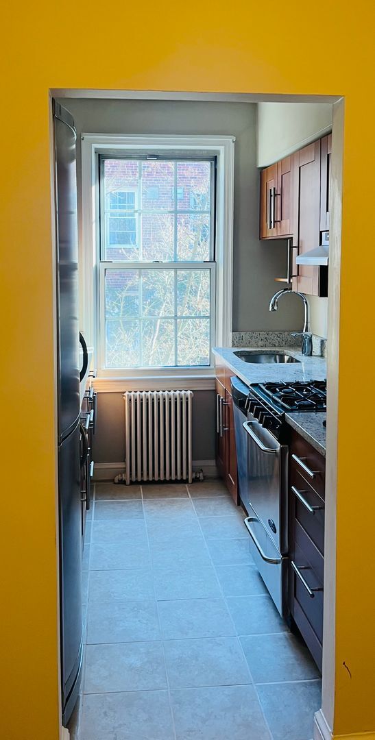 Building Photo - Charming 1-bedroom co-op unit