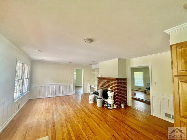 Building Photo - 255 Pinewood Cir