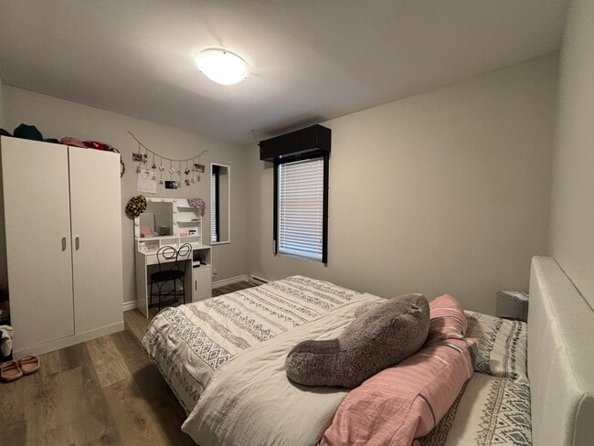 Building Photo - Beautifully Updated 1 Bed & 1 Bath Apartment in Downtown Sarnia!