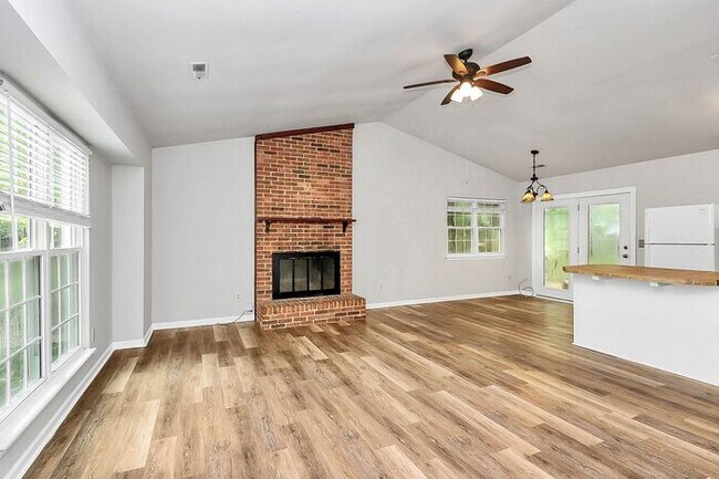 Building Photo - Charming 2BD/1BA Ranch with Fenced in Yard...