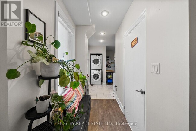 Photo du bâtiment - 229 Woodbine Ave