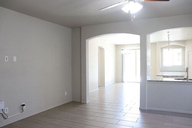 Building Photo - Like New