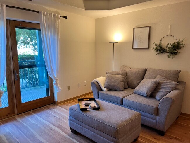 Foto del edificio - 3710 N Oakland Ave