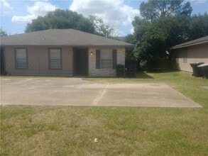 Building Photo - 703 San Saba Dr