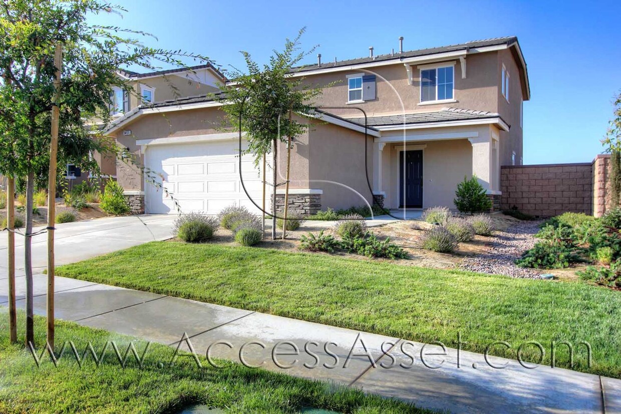 Foto principal - Spacious 4 Bed/3 Bath Home In Desirable Ca...