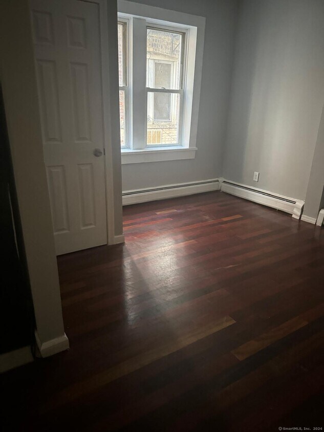 335 Wells St Unit 4, Bridgeport, CT 06606 Room for Rent in Bridgeport