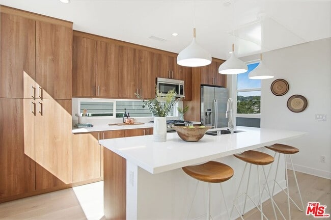 Foto del edificio - 853 Hyperion Ave