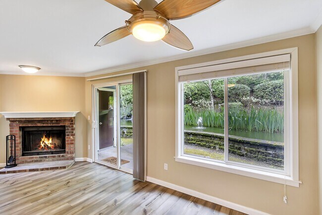 Mirando hacia las fuentes de agua - 10026 NE 127th Pl