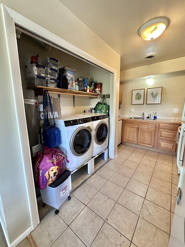 Building Photo - 1600 Banyan Dr